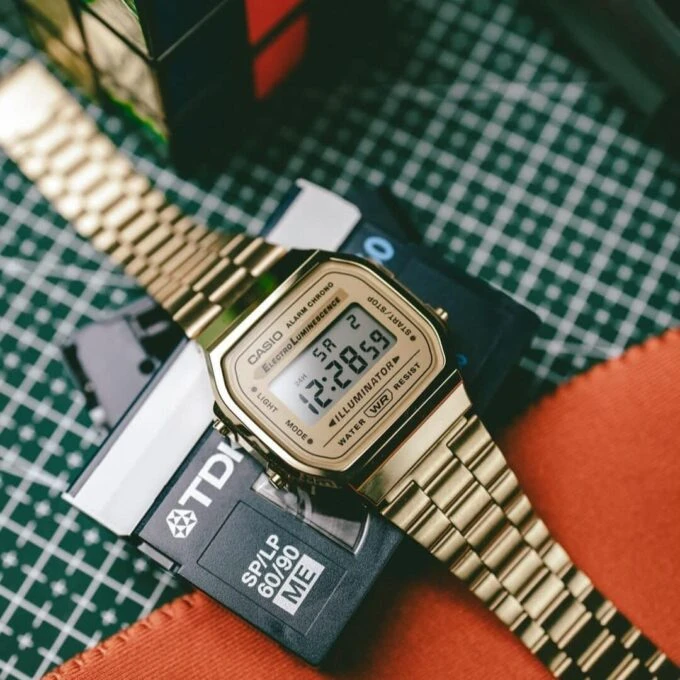 aiwatch_A168WG-9WDF - Montre Femme Casio Vintage - A168WG-9WDF - Bracelet en acier inoxydable Or - Affichage numérique - Résistant à l'eau