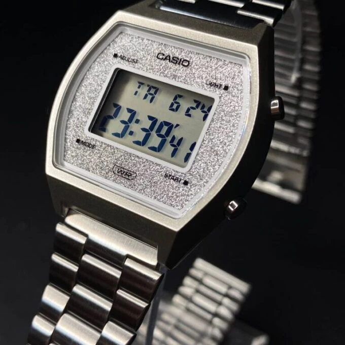 Montre CASIO Vintage Unisexe - B640WDG-7DF - Bracelet Gris En Acier Inoxydable - Cadran Blanc - 12 Mois De Garantie
