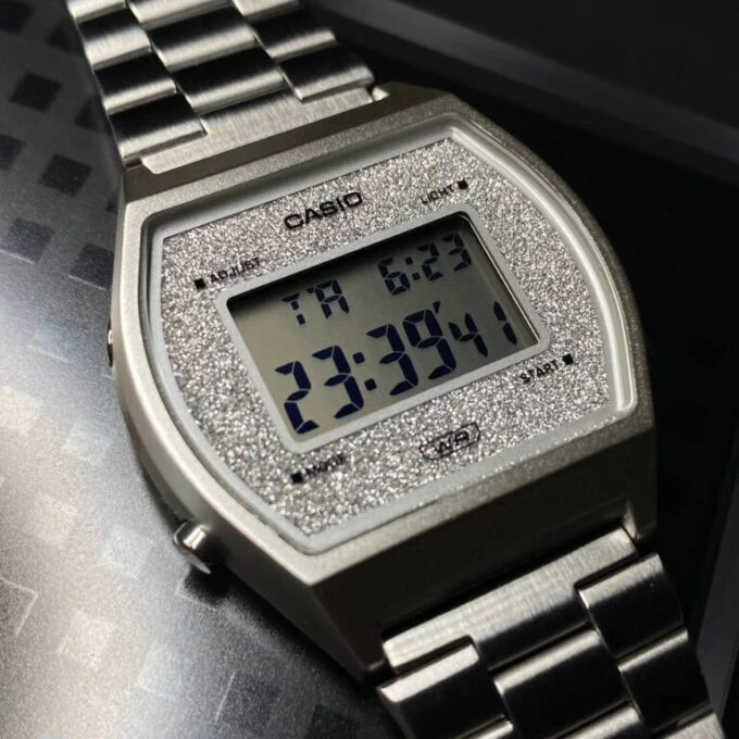 Montre CASIO Vintage Unisexe - B640WDG-7DF - Bracelet Gris En Acier Inoxydable - Cadran Blanc - 12 Mois De Garantie