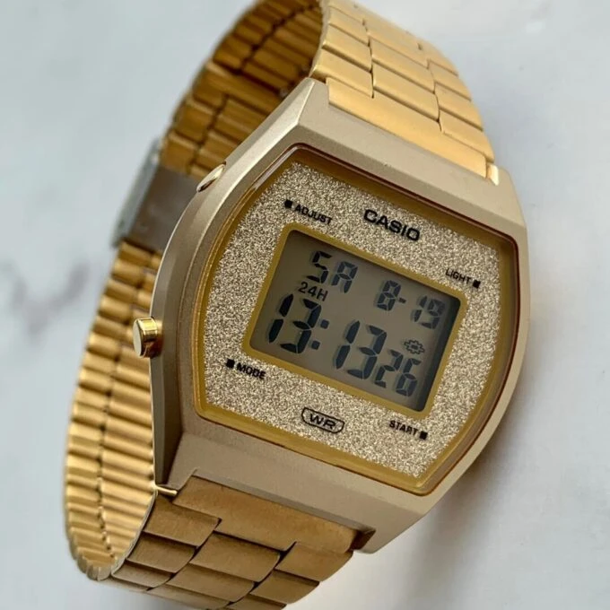 Montre Casio Vintage Unisexe - B640WGG-9DF - Bracelet Dorée En Acier Inoxydable - Résistante À L'Eau - 12 Mois De Garantie - B640Wgg-9Df