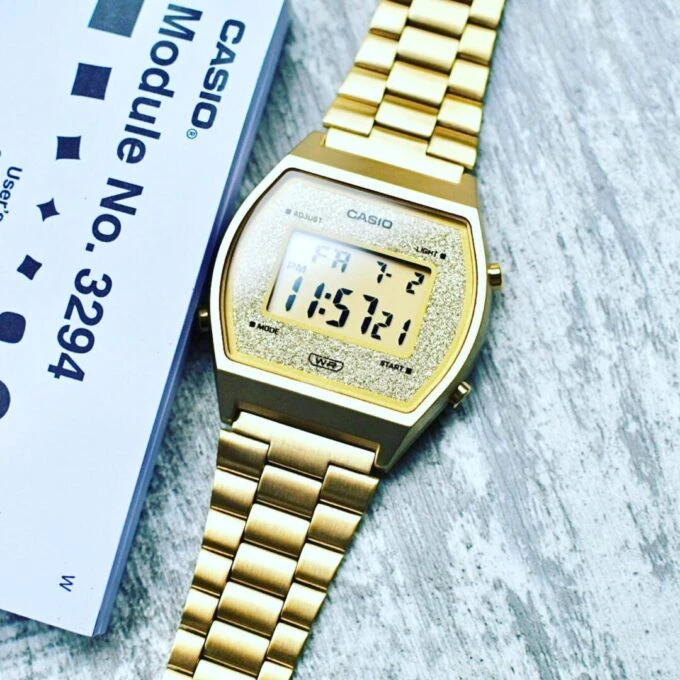 Montre Casio Vintage Unisexe - B640WGG-9DF - Bracelet Dorée En Acier Inoxydable - Résistante À L'Eau - 12 Mois De Garantie - B640Wgg-9Df