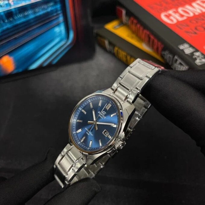 Montre Classique - Casio Edifice - Homme - Design Élégant, Résistance à lEau, Bracelet Acier Inoxydable, Mouvement Quartz - Métal - Argenté - EFV-150D-2AVUDF