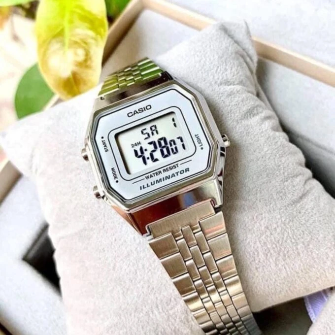 Montre Unisexe Casio Vintage LA680WA-7 - Bracelet Gris en Acier inoxydable - Résistante à l'eau