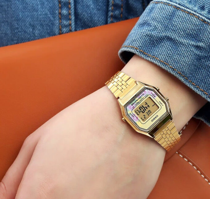 Montre Casio Vintage Femme - Numérique, Résistante à leau, Bracelet acier inoxydable Doré, Boîtier doré, Référence LA680WGA-4CDF