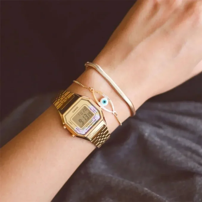 Montre Casio Vintage Femme - Numérique, Résistante à leau, Bracelet acier inoxydable Doré, Boîtier doré, Référence LA680WGA-4CDF