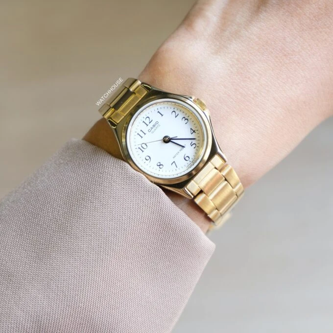 Montre CASIO Femme - Bracelet DoRée En Acier Inoxydable - Cadran Blanc - 12 Mois De Garantie - LTP-1130N-7BRDF