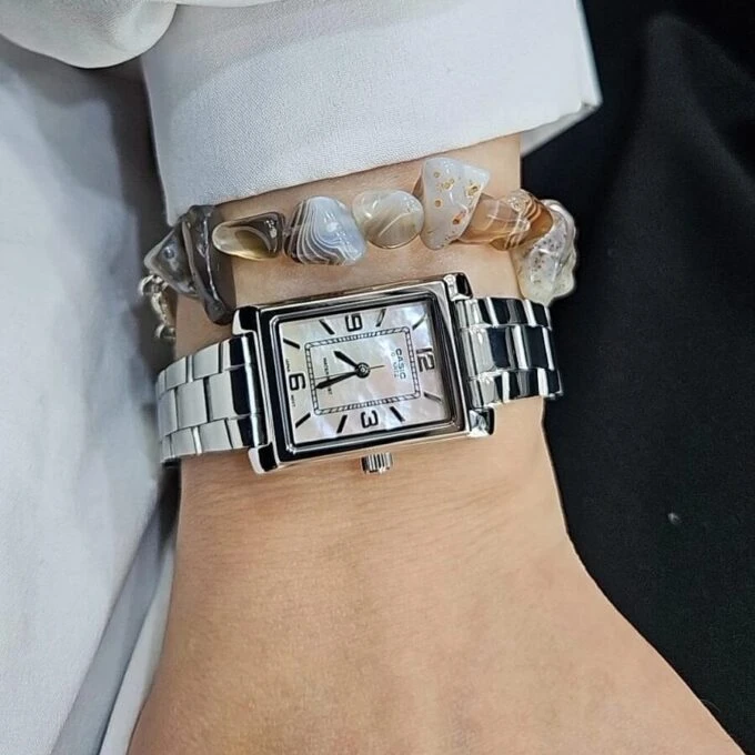 Montre Classique - Femme - Design Élégant, Bracelet Acier Inoxydable, Résistante à lEau, Mouvement Quartz - Acier - Rose - Référence LTP-1234DS-4ADF