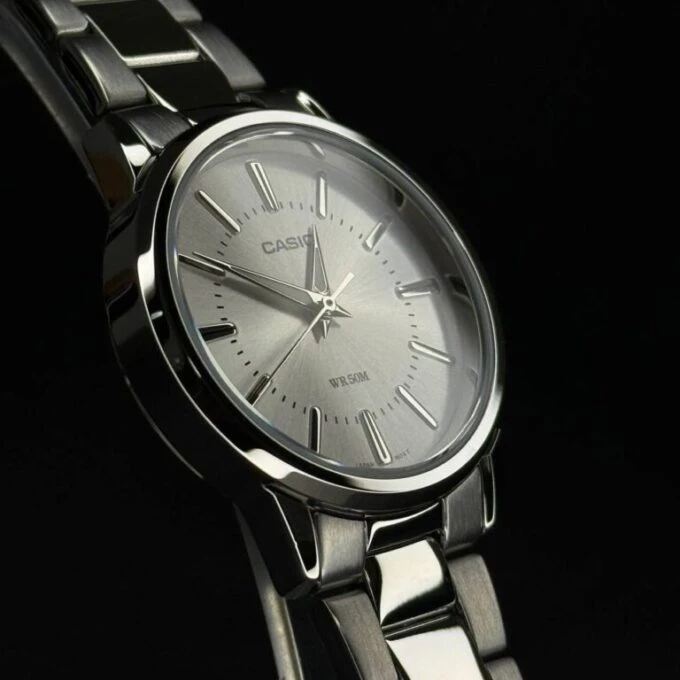 Montre CASIO Femme - Bracelet Gris En Acier Inoxydable - Cadran Blanc - 12 Mois De Garantie - LTP-1303D-7AVDF