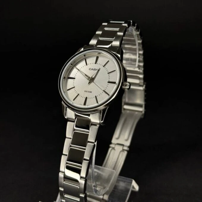Montre CASIO Femme - Bracelet Gris En Acier Inoxydable - Cadran Blanc - 12 Mois De Garantie - LTP-1303D-7AVDF