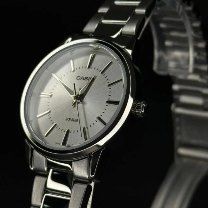 Montre CASIO Femme - Bracelet Gris En Acier Inoxydable - Cadran Blanc - 12 Mois De Garantie - LTP-1303D-7AVDF