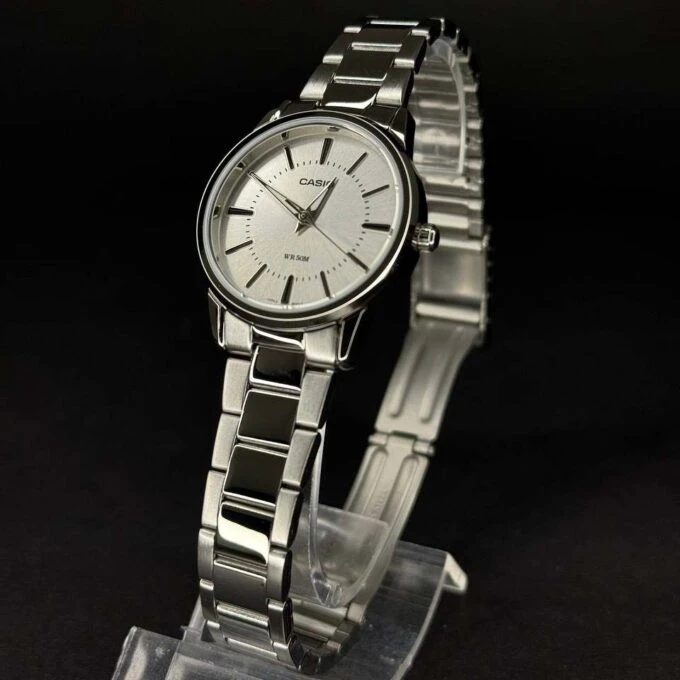 Montre CASIO Femme - Bracelet Gris En Acier Inoxydable - Cadran Blanc - 12 Mois De Garantie - LTP-1303D-7AVDF