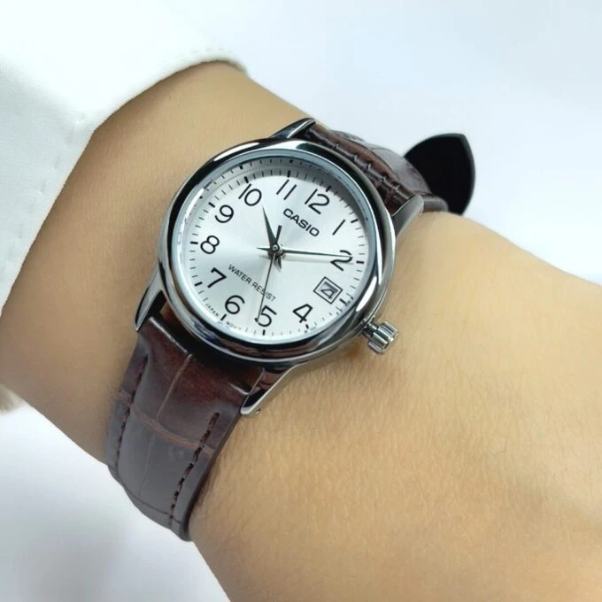 Montre CASIO Femme - Bracelet Marron En Cuir Véritable - Cadran Blanc - 12 Mois De Garantie - LTP-V002L-7B2UDF