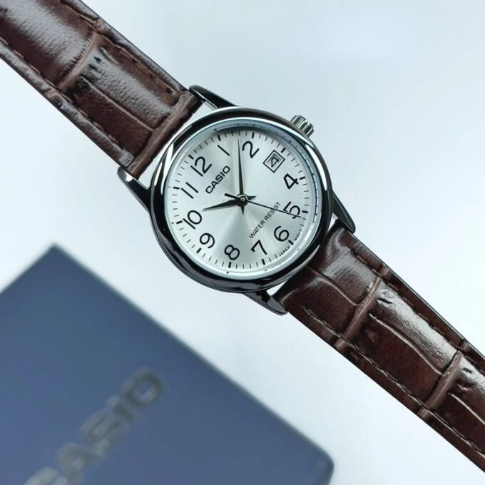 Montre CASIO Femme - Bracelet Marron En Cuir Véritable - Cadran Blanc - 12 Mois De Garantie - LTP-V002L-7B2UDF