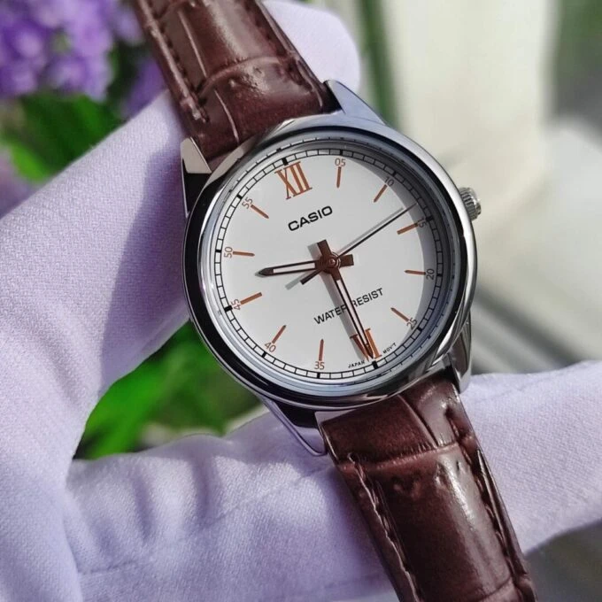 Montre CASIO Femme - Bracelet Marron En Cuir Véritable - Cadran Blanc - 12 Mois De Garantie - LTP-V005L-7B3UDF