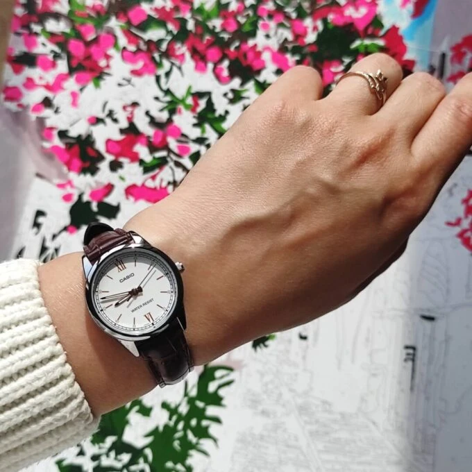 Montre CASIO Femme - Bracelet Marron En Cuir Véritable - Cadran Blanc - 12 Mois De Garantie - LTP-V005L-7B3UDF