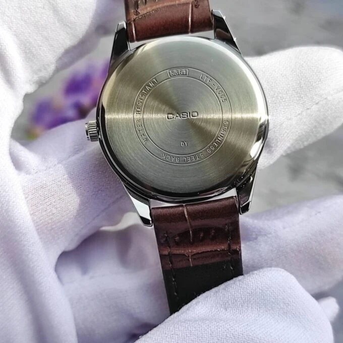 Montre CASIO Femme - Bracelet Marron En Cuir Véritable - Cadran Blanc - 12 Mois De Garantie - LTP-V005L-7B3UDF