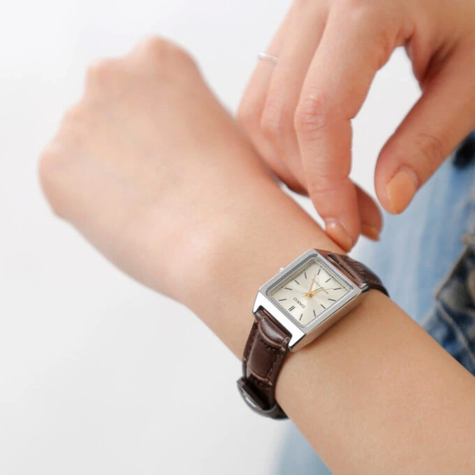 Montre CASIO Femme - Bracelet Marron En Cuir Véritable - Cadran Jaune - 12 Mois De Garantie - LTP-V007L-9EUDF