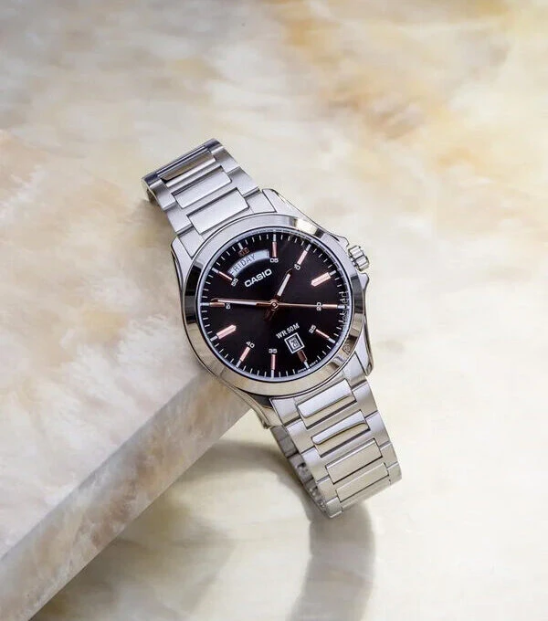 Montre CASIO Homme - Bracelet Gris En Acier Inoxydable - Résistante à l'eau - 12 Mois De Garantie - MTP-1370D-1A2VDF