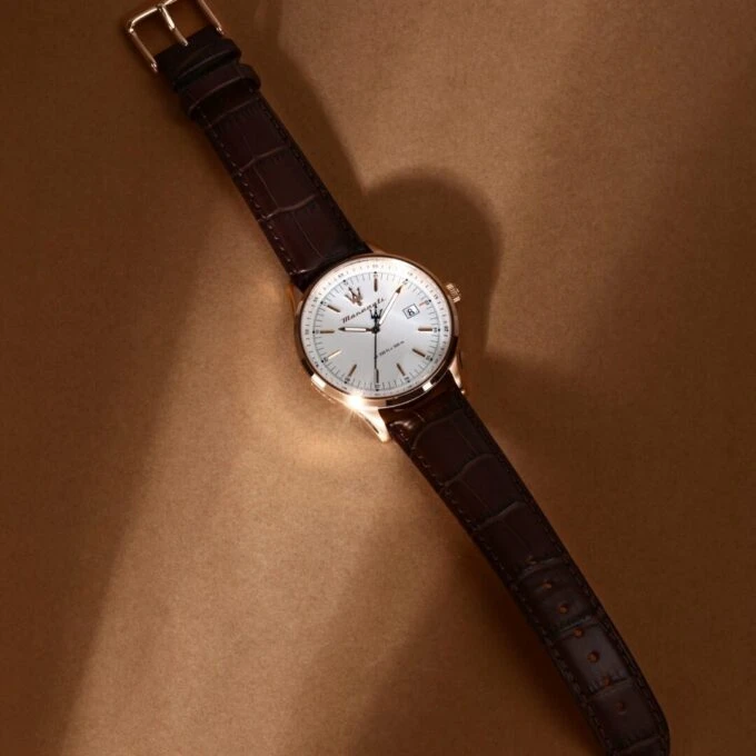 Montre Homme Maserati Sorpasso – R8851124002 – Bracelet en Cuir Véritable – Boîtier en Acier Inoxydable Or Rose – Cadran Argent Sunray – Résistante à l'Eau 10 ATM – 42 mm – Boucle Ardillon – Mouvement Analogique – Emballage d'Origine Maserati