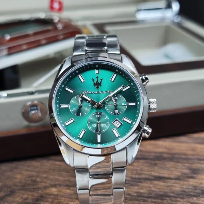 Montre Homme Maserati Attrazione – R8853151017 – Boîtier Acier Inoxydable 43 mm – Cadran Vert Sunray – Mouvement Analogique – Bracelet Acier Inoxydable – Pierre Zircon Noire – Résistante à l’Eau 5 ATM – Boucle Déployante à Sécurité – Garantie Maserati.