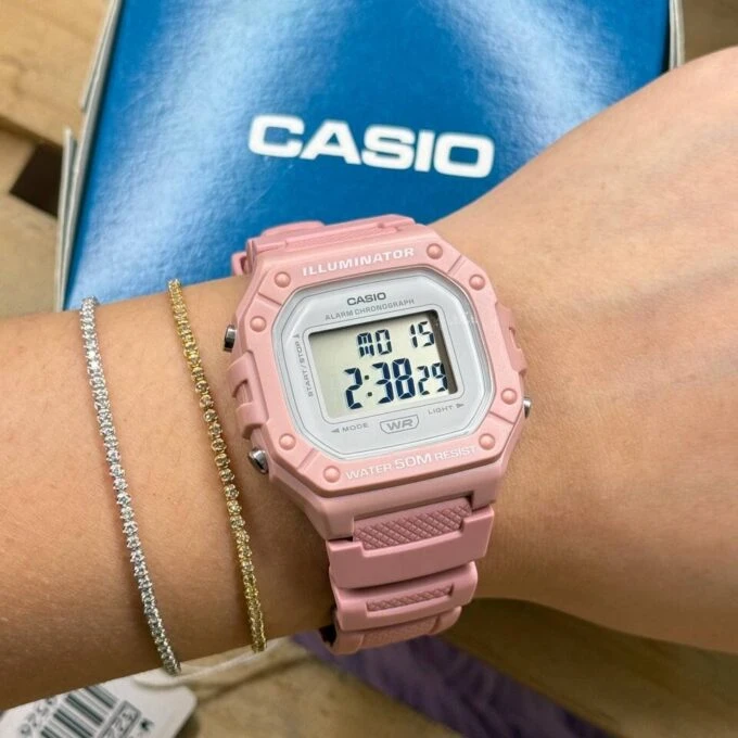aiwatch_W-218HC-4AVDF - Montre Femme Casio Vintage Numérique W-218HC-4AV - Bracelet Rose En Résine - Résistance à l'eau 5 ATM