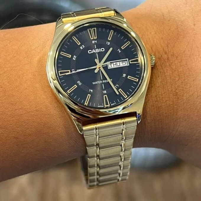 Montre Analogique Homme - Bracelet Acier Inoxydable Plaqué Or - Résistant à lEau - Affichage Jour et Date - Chronographe - Verre Minéral - Boîtier 45,1 mm - Fermoir Triple - MTP-V006G-1CUDF