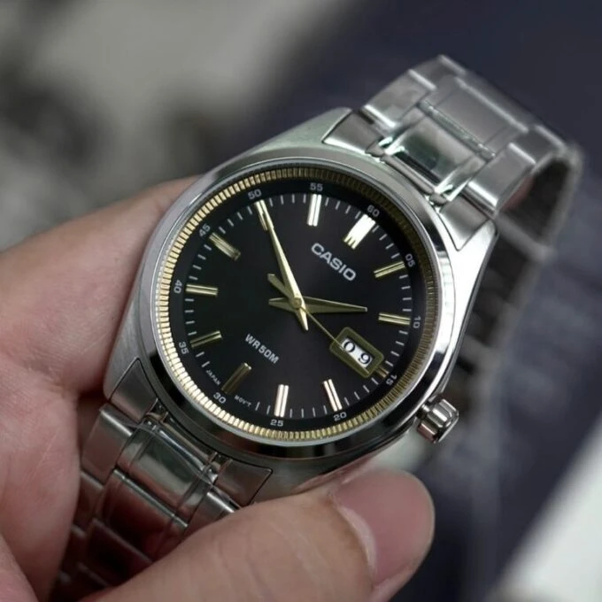 montre homme casio mtp b180d 1a2vdf acier inoxydable, bracelet acier, verre minéral, étanche 50m, date, précision ±20s/mois, 3 ans batterie noir