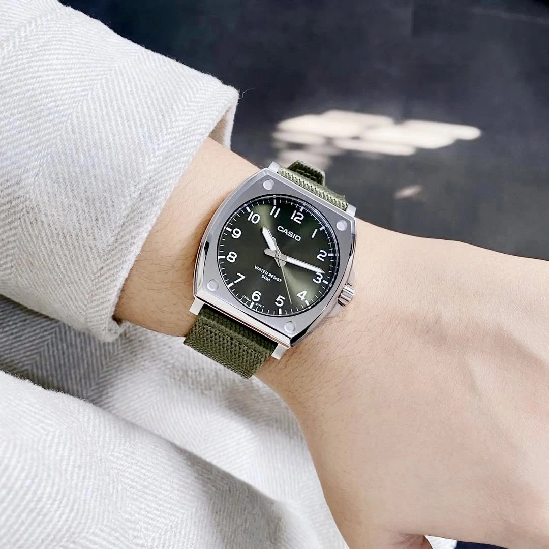 Montre Casio Homme Chronographe Acier Inoxydable, Étanche, Bracelet Métal, Affichage Analogique-Numérique, Vert - Référence MTP-E730C-3AVDF