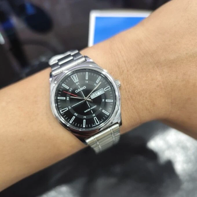 Montre Classique - Casio - Homme - Design Élégant, Résistant à lEau, Bracelet Acier Inoxydable, Cadran Noir - Acier - Argenté - Référence MTP-V006D-1CUDF