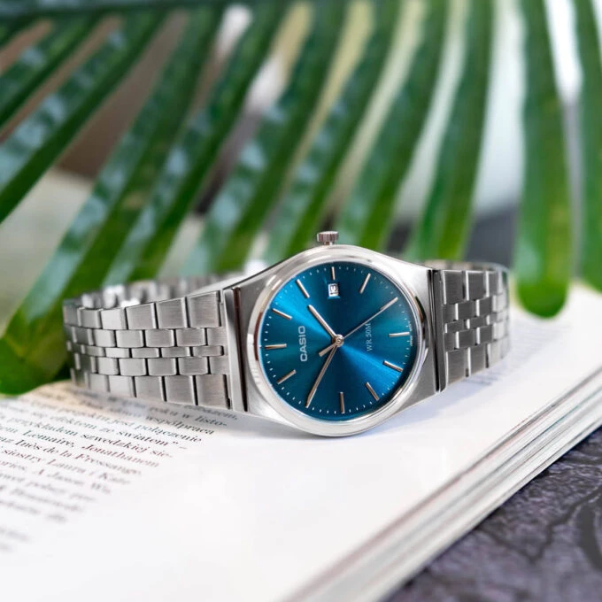 montre classique homme casio mtp b145d 2a2vdf acier inoxydable, bracelet métal, cadran bleu, Étanche référence mtp b145d 2a2vdf