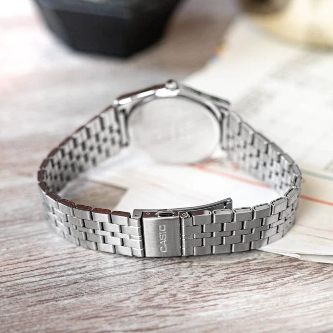 Montre Classique Homme - Casio MTP-B145D-4AVDF - Acier Inoxydable, Bracelet Métal, Étanche, Cadran Rose - Référence MTP-B145D-4AVDF