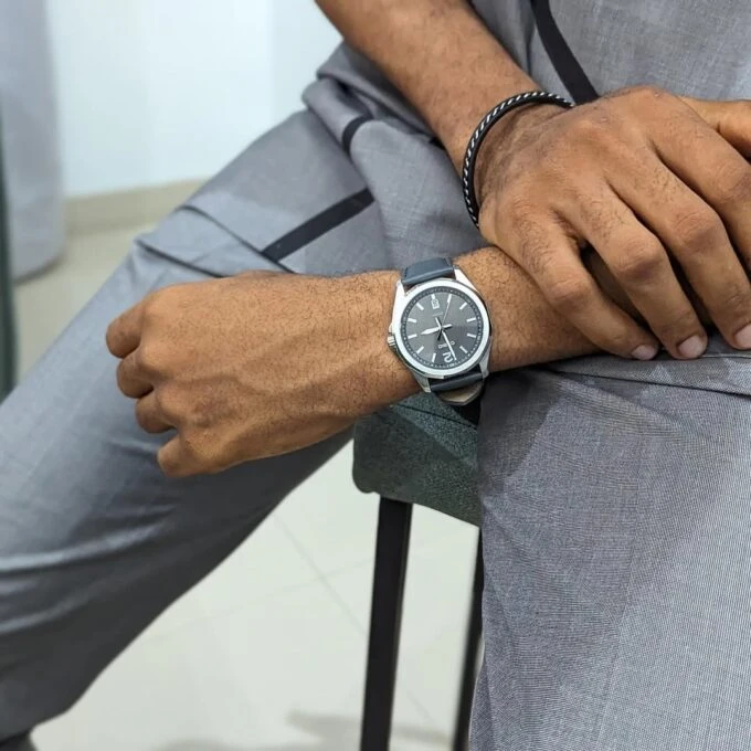 Montre classique homme - design moderne et élégant, cadran à motif rayé, étanche 50m, bracelet cuir véritable - acier inoxydable - MTP-E725L-1AVDF