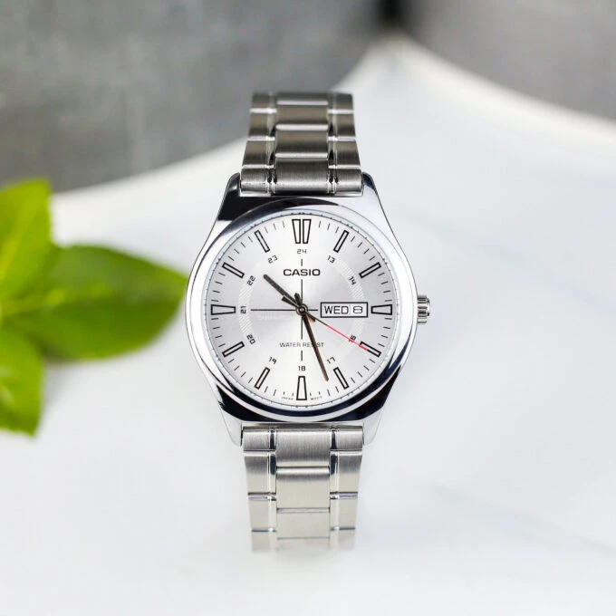 Montre Classique - Casio - Homme - Design Élégant, Bracelet Acier Inoxydable, Cadran Blanc, Résistante à lEau - Métal - Argenté - Référence MTP-V006D-7CUDF