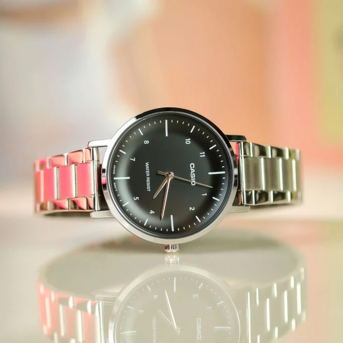 Montre Homme LTP-VT03D-1BDF - Boîtier 40 × 34 × 7,9 mm, Poids 64 g, Bracelet Acier Inoxydable, Résistant à l’Eau, Autonomie 3 ans, Verre Minéral, Précision ±20s/mois, Triple Fermoir, Ref. LTP-VT03D-1BDF