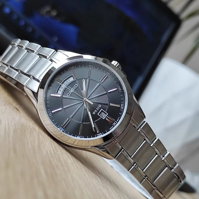 Montre Homme Casio - MTP-1381D-1AVDF - Bracelet en Acier Inoxydable - Affichage analogique - Résistant à l'eau