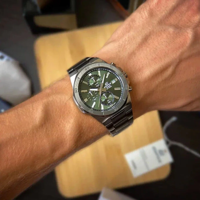 Montre homme chronographe - Casio - Acier inoxydable, étanche 100m, bracelet acier, verre minéral, boîtier noir, affichage date - EFV-640DC-1AVUDF