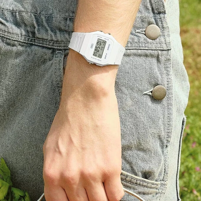 Montre Casio Unisexe F-91WB-7ADF - Chronomètre 1/100s, Alarme, LED verte, Bracelet résine biosourcée, Résistante à l’eau, Verre résine, 7 ans pile, Noir