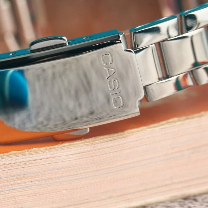 Montre Classique Femme - Design Élégant, Bracelet Acier Inoxydable, Résistance à lEau, Mouvement Quartz - Acier - Bleu - Référence LTP-1234DD-2ADF