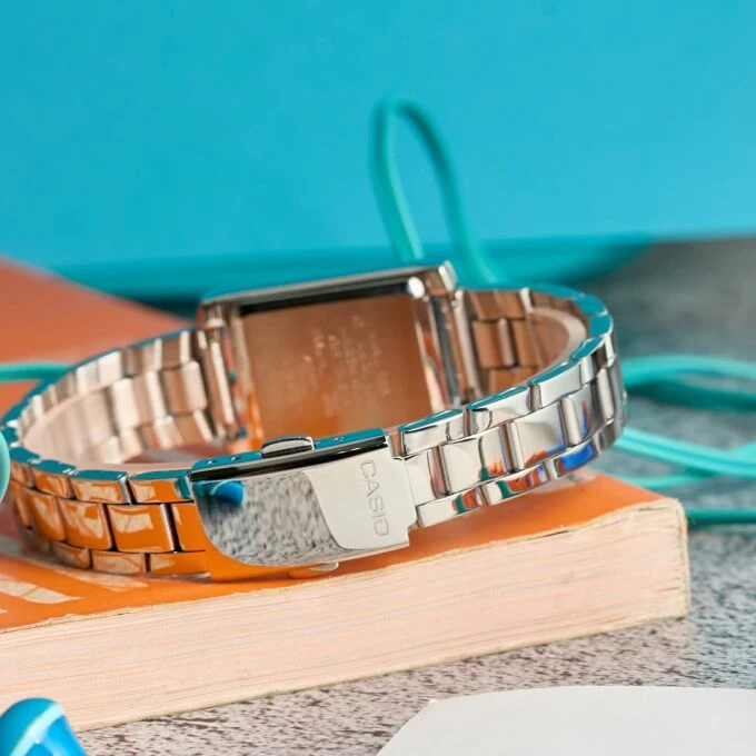 Montre Classique Femme - Design Élégant, Bracelet Acier Inoxydable, Résistance à lEau, Mouvement Quartz - Acier - Bleu - Référence LTP-1234DD-2ADF