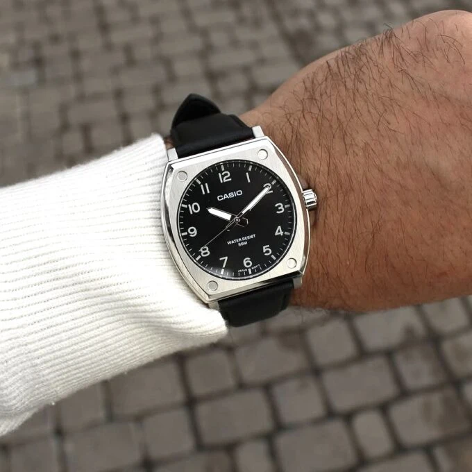 Montre Classique - Casio - Homme - Design Élégant, Bracelet Cuir, Résistante à lEau, Mouvement Quartz - Noir - Référence MTP-E730L-1AVDF