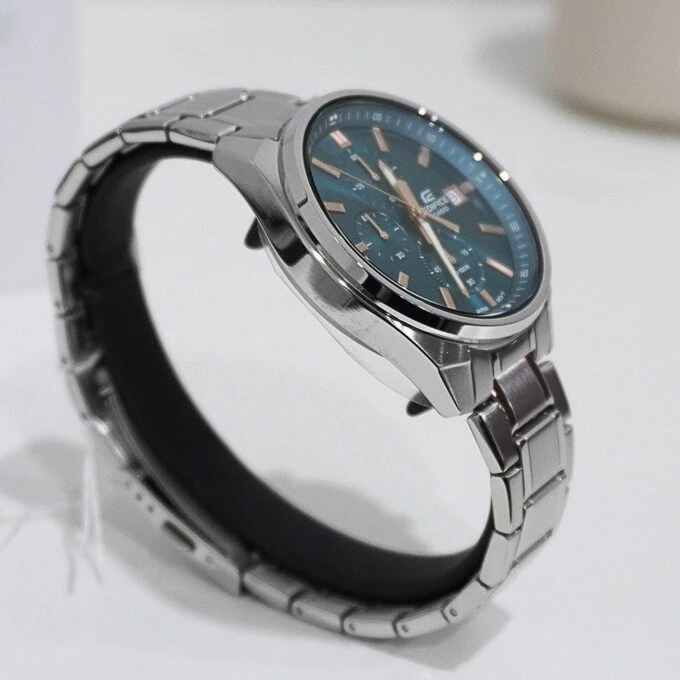 Montre Homme Casio EDIFICE – Chronographe, Acier Inoxydable, Cadran Turquoise, Etanche 100 m, Garantie, Boîte et Papiers, Style Sport - EFV-610DE-2AUDF