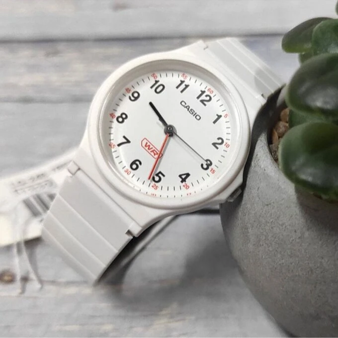 Montre Classique - CASIO - Unisexe - Design Élégant, Résistante, Bracelet Confortable - Noir - Référence LQ-24B-7BDF