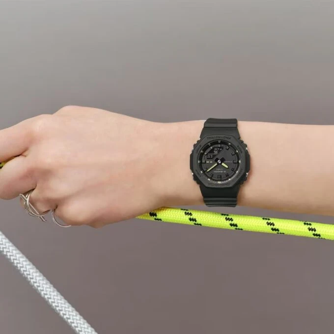 Montre Casio GMA-P2100SA-1A2DR - Analogique et Numérique - Affichage 24h/AM-PM, Chronographe, 5 Alarmes, Calendrier Automatique, Éclairage LED Super Illuminator, Résistant aux Chocs - Noir - Référence GMA-P2100SA-1A2DR