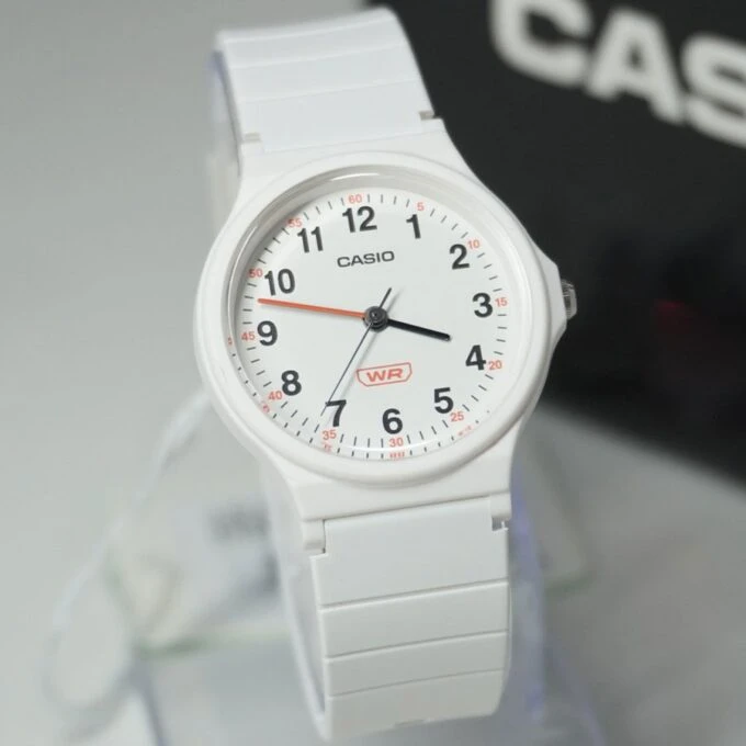 Montre Classique - CASIO - Unisexe - Design Élégant, Résistante, Bracelet Confortable - Noir - Référence LQ-24B-7BDF