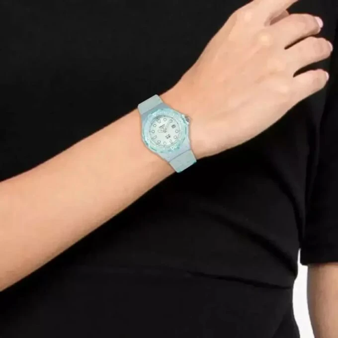 Montre Analogique Classique - Casio - Femme - Étanche 100m, Lunette Rotative, Bracelet Résine, Cadran Bleu Turquoise - Référence LRW-200HS-2EVDF