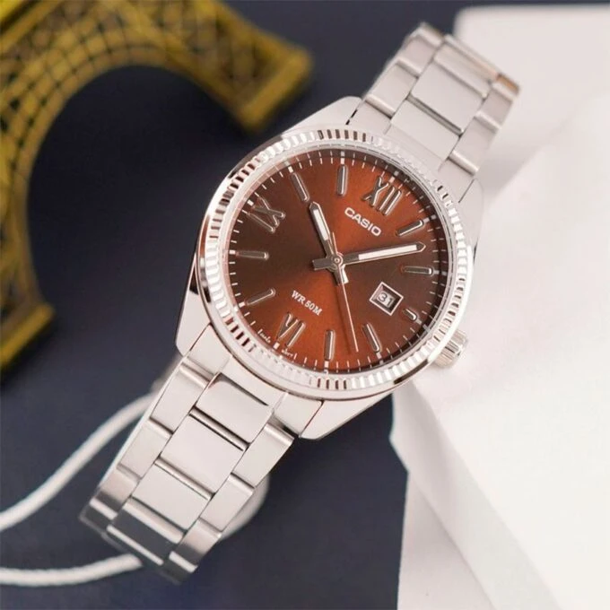 Montre Femme Analogique Casio - Acier Inoxydable, Cadran Rouge, Date, Etanche 50m - LTP-1302DD-5AVDF