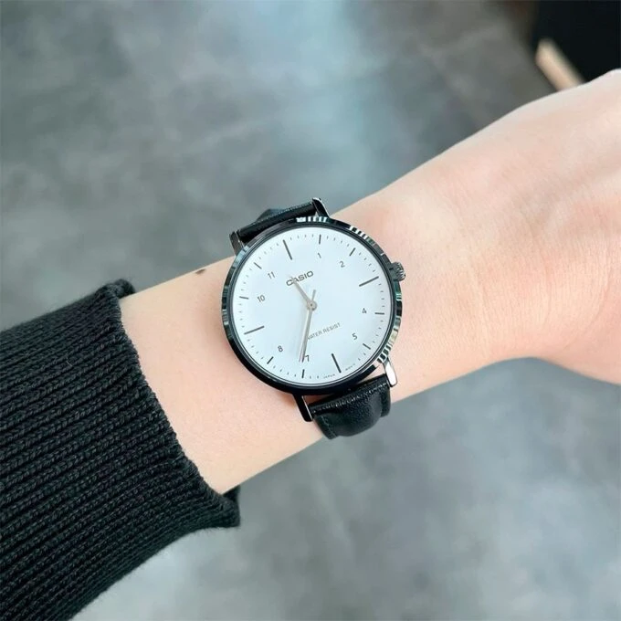 Montre femme Casio LTP-VT03BL-7BDF – Quartz, boîtier acier inoxydable 34mm, bracelet cuir noir, affichage analogique, cadran blanc - LTP-VT03BL-7BDF