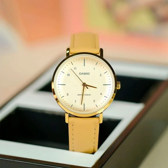 Montre Femme Quartz Analogique – Boîtier Boré 40x34mm, Verre Minéral, Bracelet Cuir Véritable, Etanche Usage Quotidien – LTP-VT03GL-4BDF