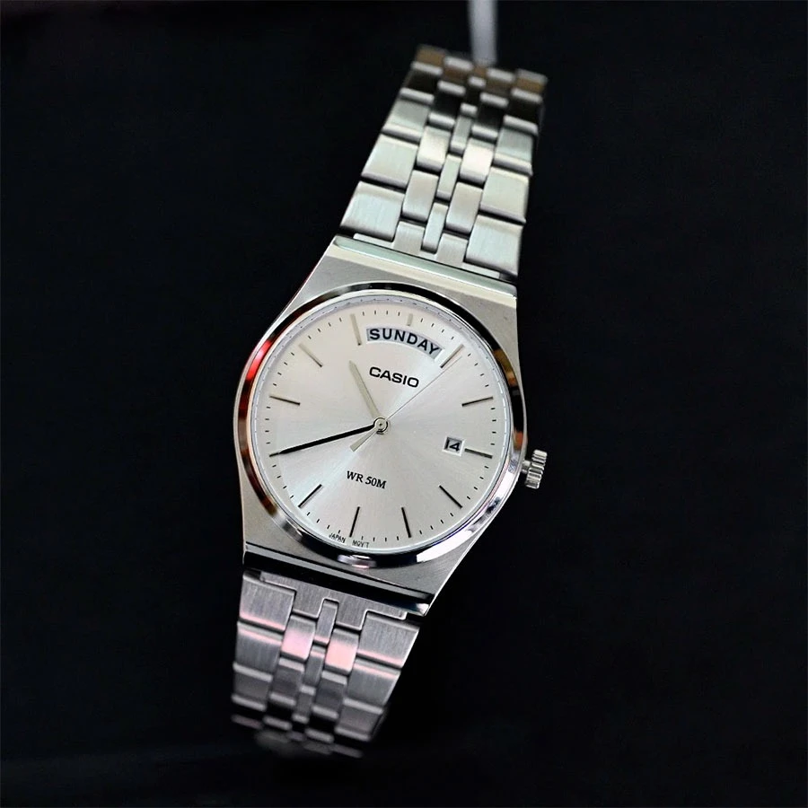 montre homme casio mtp b146d 7avdf – acier inoxydable, 40,8 mm, bracelet acier, résistante 50m, affichage jour/date, précision ±20s/mois, verre minéral, 3 ans autonomie