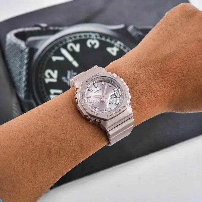 Montre Classique - Casio G-Shock Femme - Résistante aux Chocs, Étanche 200M, Double LED, Design Rose Nacré - Résine Biosourcée - GMA-P2100ST-4ADR